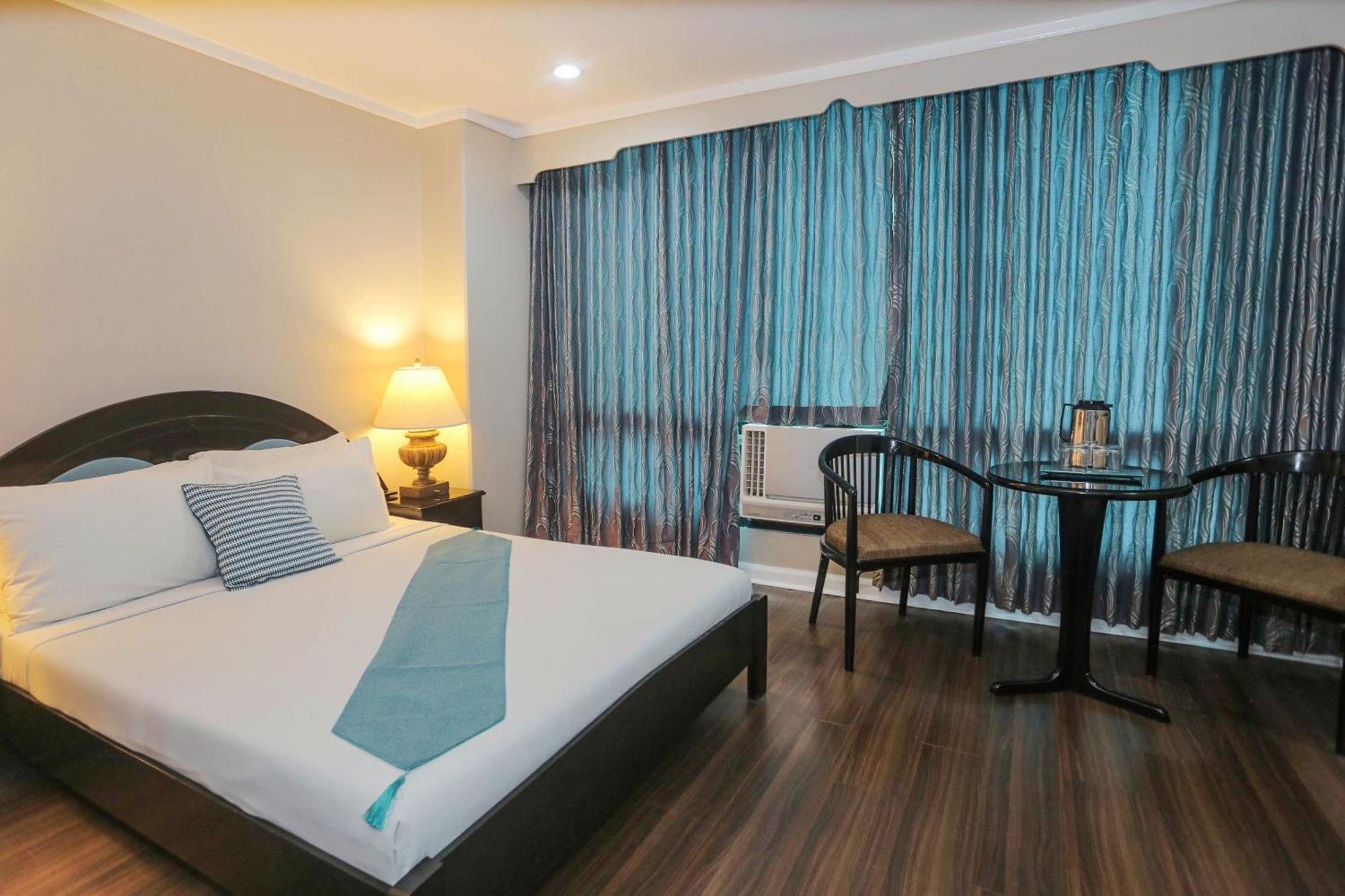 Holiday Plaza Hotel - سيبو المظهر الخارجي الصورة