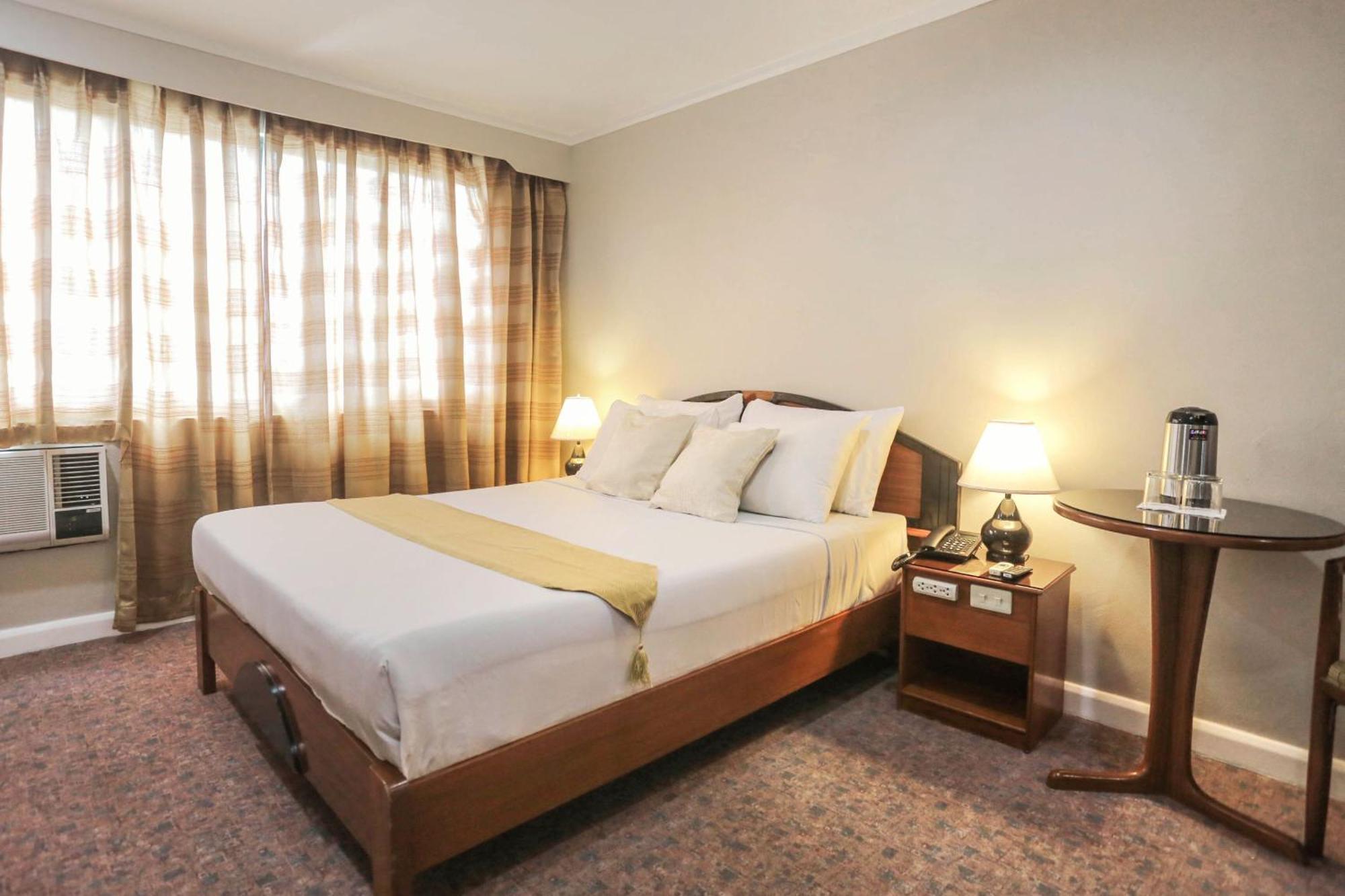 Holiday Plaza Hotel - سيبو المظهر الخارجي الصورة