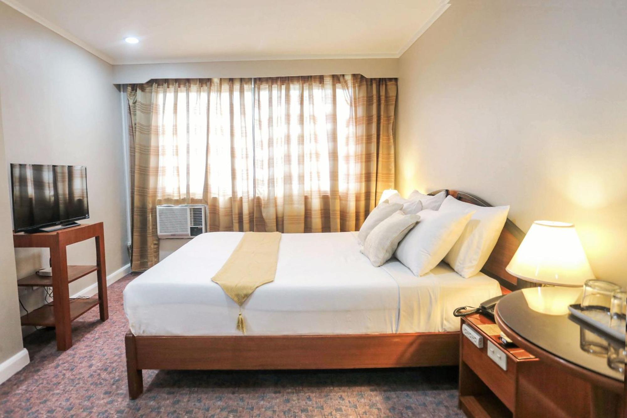 Holiday Plaza Hotel - سيبو المظهر الخارجي الصورة