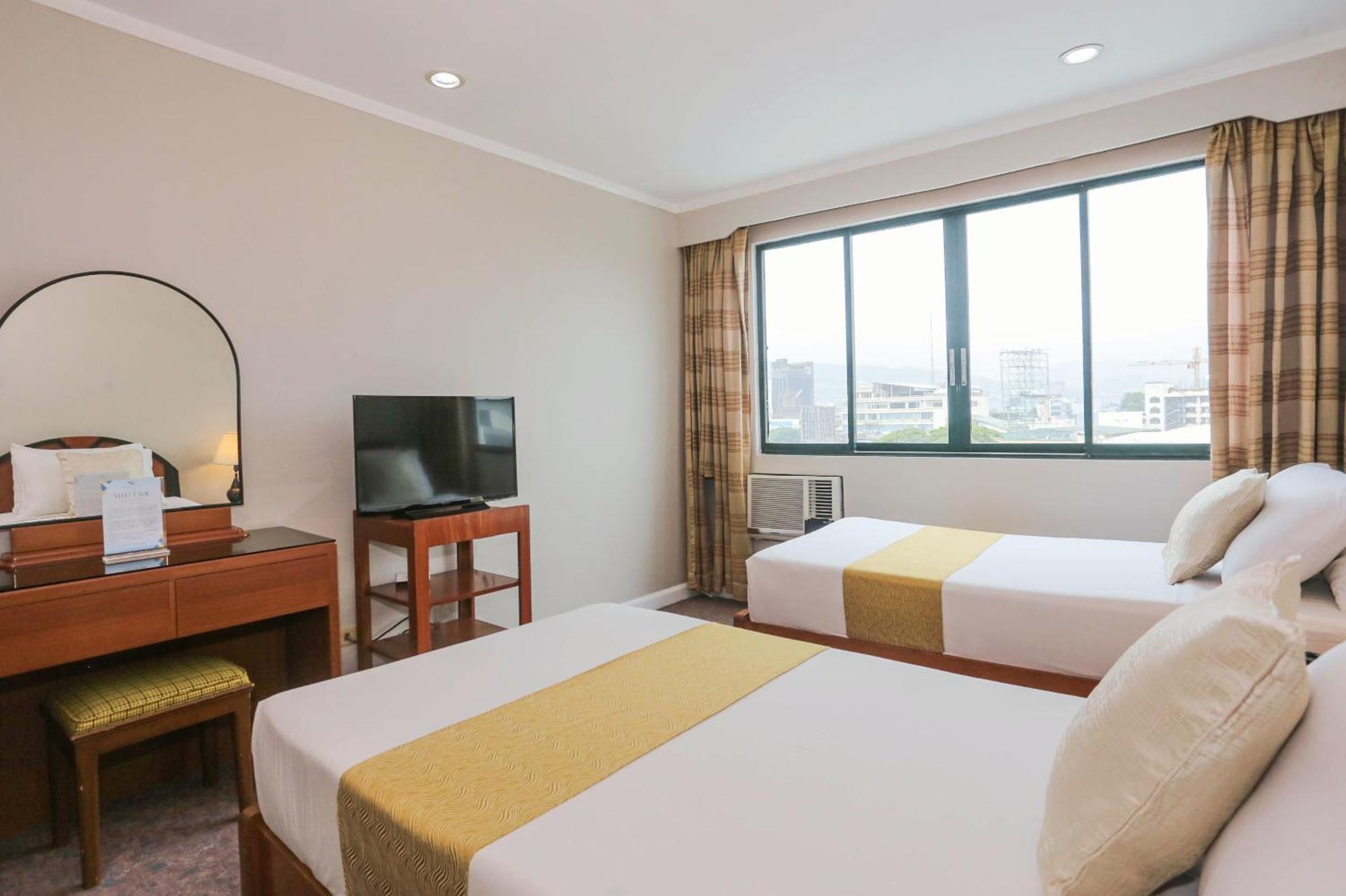 Holiday Plaza Hotel - سيبو المظهر الخارجي الصورة