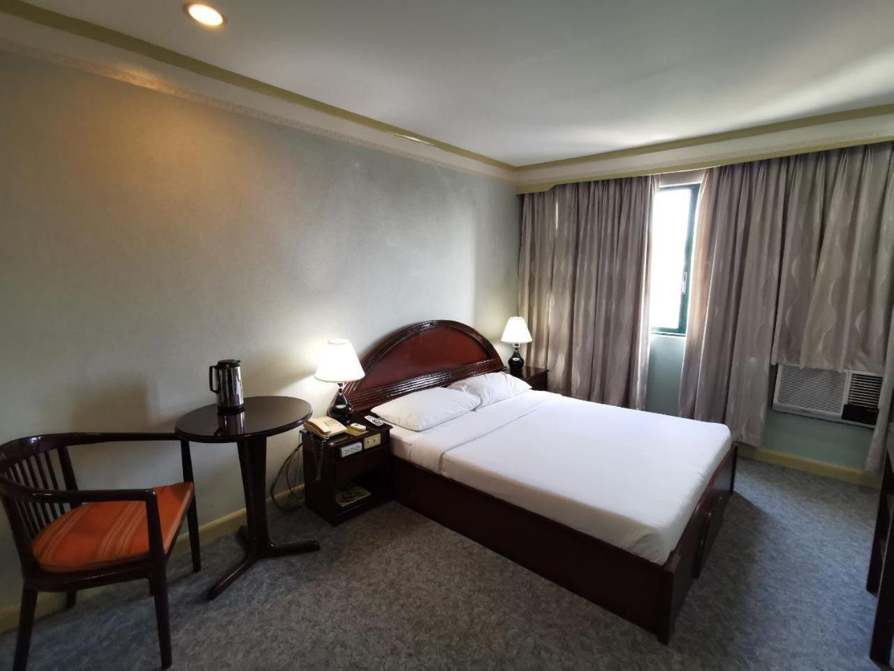 Holiday Plaza Hotel - سيبو المظهر الخارجي الصورة